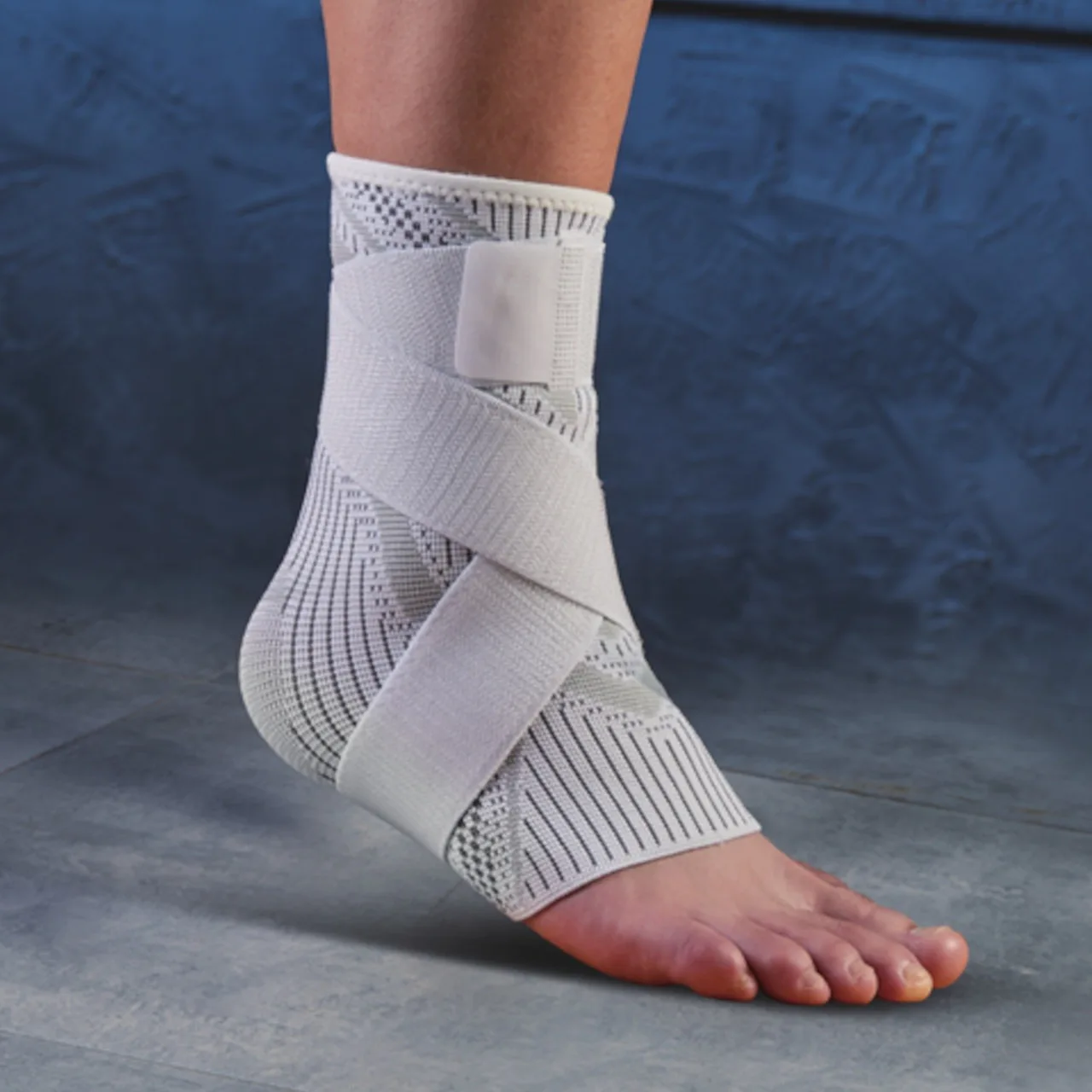 Бандаж на голеностопный сустав эластичный с фиксирующим ремнем SIBOTE размер 1 шт S/M - S/M; L/XL