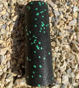 Масажний ролик (роллер) гладкий PowerPlay PP-4346 Mini EPP Foam Roller чорно/зелений 15x5,3 см