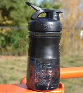 Шейкер спортивний пляшка BlenderBottle SportMixer Flip 590 мл чорний