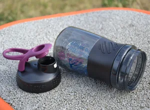 Шейкер спортивний пляшка BlenderBottle SportMixer Flip 590 мл чорний/Plum