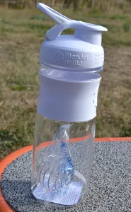 Шейкер спортивний пляшка BlenderBottle SportMixer Flip 820 мл білий