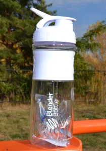 Шейкер спортивний пляшка BlenderBottle SportMixer Flip 820 мл білий