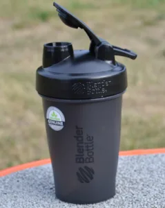 Шейкер спортивний BlenderBottle Classic Loop 590 мл чорний