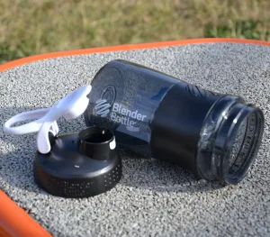 Шейкер спортивний пляшка BlenderBottle SportMixer Flip 590 мл чорний/білий