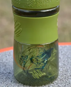 Шейкер спортивний пляшка BlenderBottle SportMixer Flip 590 мл мохово-зелений
