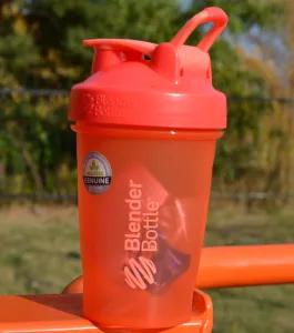 Шейкер спортивний BlenderBottle Classic Loop 590 мл кораловий