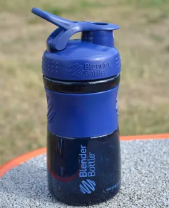 Шейкер спортивний пляшка BlenderBottle SportMixer Flip 590 мл Темно-синій