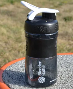 Шейкер спортивний пляшка BlenderBottle SportMixer Flip 590 мл чорний/білий