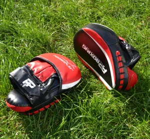 Лапи боксерські PowerPlay 3050 чорно червоні PU [пара]