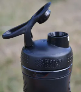 Шейкер спортивний пляшка BlenderBottle SportMixer Flip 590 мл чорний