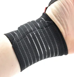 Кистьові бинти Power System PS-6000 Elastic Wrist Support чорний/червоний