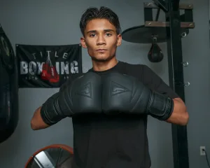 Боксерські рукавиці TITLE Black Bolstered Leather Black 16 унцій (бинти 4м. в комплекті)