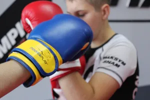 Боксерські рукавиці PowerPlay 3004 JR класичний синьо жовті 6 унцій