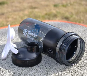 Шейкер спортивний пляшка BlenderBottle SportMixer Flip 820 мл чорний/білий