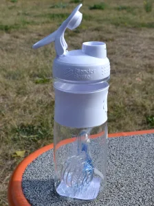 Шейкер спортивний пляшка BlenderBottle SportMixer Flip 820 мл білий