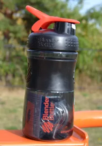 Шейкер спортивний пляшка BlenderBottle SportMixer Flip 590 мл чорний/червоний