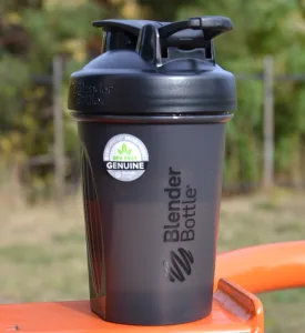 Шейкер спортивний BlenderBottle Classic Loop 590 мл чорний