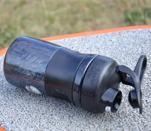 Шейкер спортивний пляшка BlenderBottle SportMixer Flip 590 мл чорний