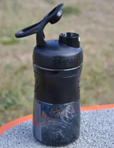 Шейкер спортивний пляшка BlenderBottle SportMixer Flip 590 мл чорний