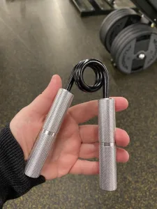 Еспандер-ножиці алюмінієвий PowerPlay 4322 (68 кг) Hand Grip срібний