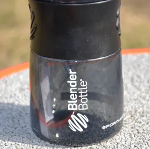 Шейкер спортивний пляшка BlenderBottle SportMixer Flip 590 мл чорний/білий