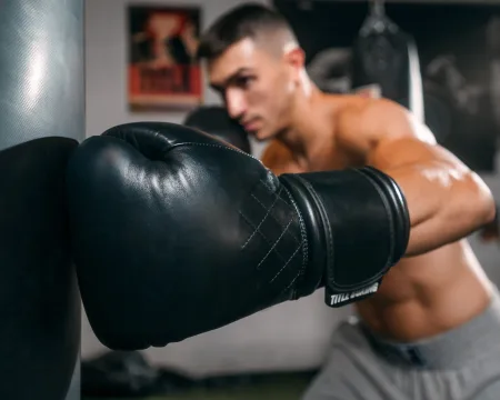 Боксерські рукавиці TITLE Boxing Ko-Vert Black 12 унцій (бинти 4м. в комплекті)