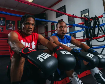 Боксерські рукавиці TITLE Boxing Dynamic Strike Black/White 14 унцій (бинти 4м. в комплекті)