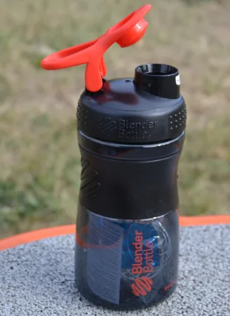 Шейкер спортивний пляшка BlenderBottle SportMixer Flip 590 мл чорний/червоний