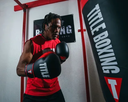 Боксерські рукавиці TITLE Boxing Dynamic Strike Black/Red 12 унцій (бинти 4 м. в комплекті)