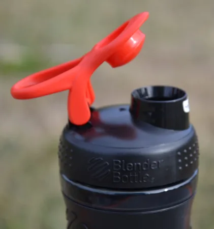 Шейкер спортивний пляшка BlenderBottle SportMixer Flip 590 мл чорний/червоний