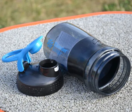 Шейкер спортивний пляшка BlenderBottle SportMixer Flip 590 мл чорний/блакитний