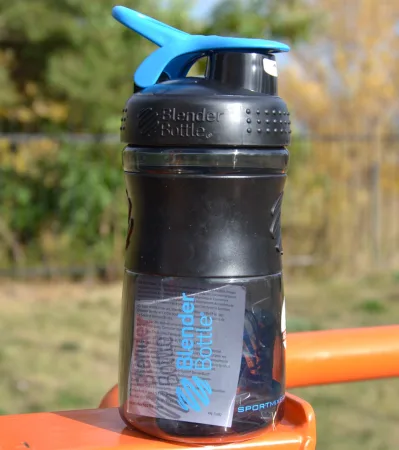 Шейкер спортивний пляшка BlenderBottle SportMixer Flip 590 мл чорний/блакитний