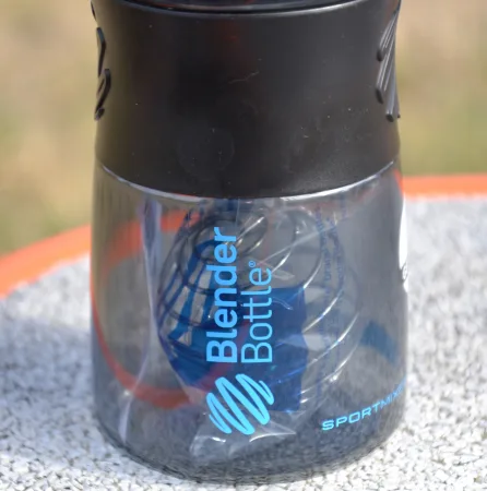 Шейкер спортивний пляшка BlenderBottle SportMixer Flip 590 мл чорний/блакитний