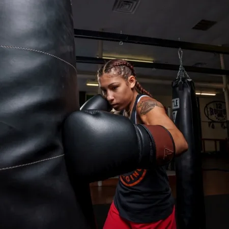 Боксерские перчатки TITLE Boxing Honorary Black M 12 унций (бинты 4 м. в комплекте)