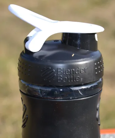 Шейкер спортивний пляшка BlenderBottle SportMixer Flip 590 мл чорний/білий