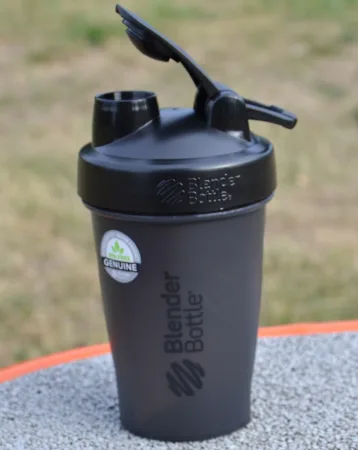 Шейкер спортивний BlenderBottle Classic Loop 590 мл чорний