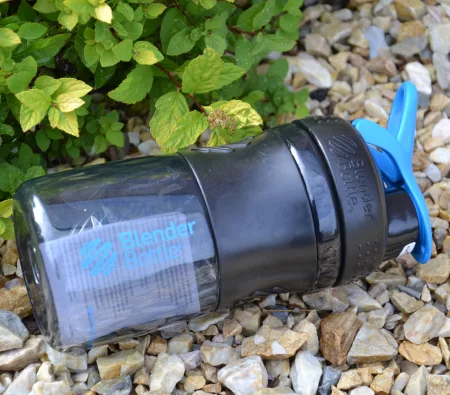 Шейкер спортивний пляшка BlenderBottle SportMixer Flip 590 мл чорний/блакитний