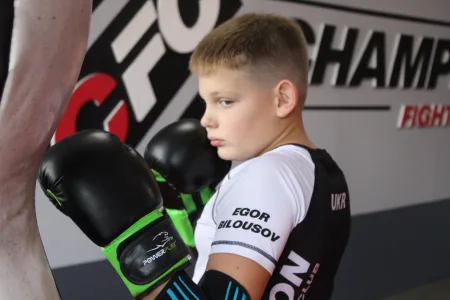 Боксерські рукавиці PowerPlay 3004 JR класичний чорно зелені 8 унцій