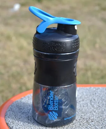 Шейкер спортивний пляшка BlenderBottle SportMixer Flip 590 мл чорний/блакитний