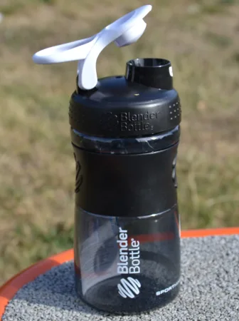 Шейкер спортивний пляшка BlenderBottle SportMixer Flip 590 мл чорний/білий