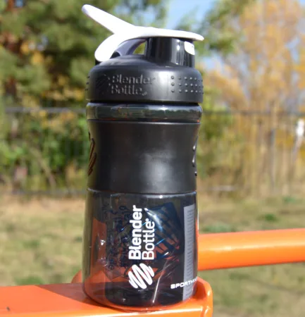 Шейкер спортивний пляшка BlenderBottle SportMixer Flip 590 мл чорний/білий