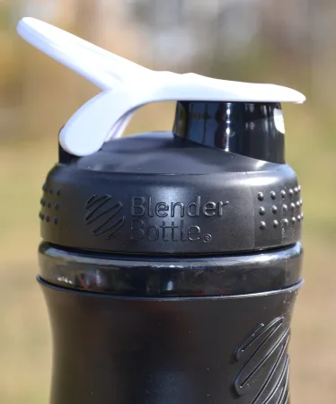 Шейкер спортивний пляшка BlenderBottle SportMixer Flip 820 мл чорний/білий