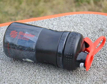 Шейкер спортивний пляшка BlenderBottle SportMixer Flip 590 мл чорний/червоний