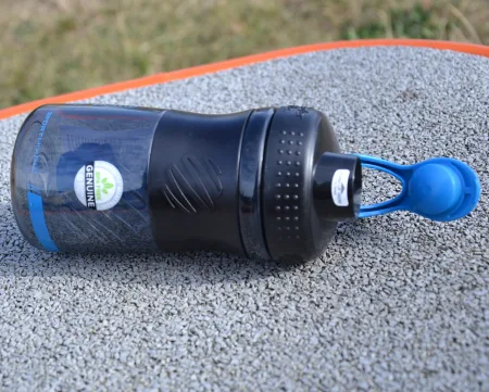 Шейкер спортивний пляшка BlenderBottle SportMixer Flip 590 мл чорний/блакитний