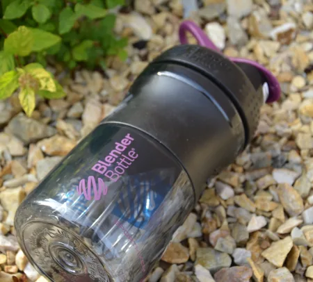 Шейкер спортивний пляшка BlenderBottle SportMixer Flip 590 мл чорний/Plum
