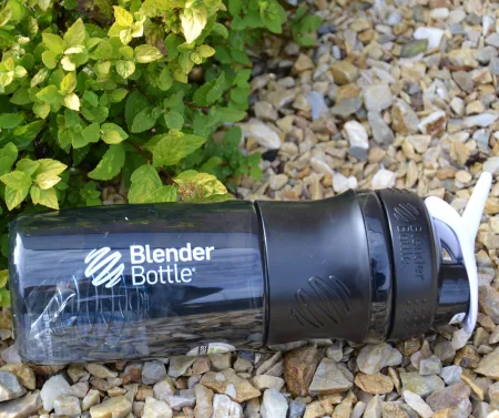 Шейкер спортивний пляшка BlenderBottle SportMixer Flip 820 мл чорний/білий
