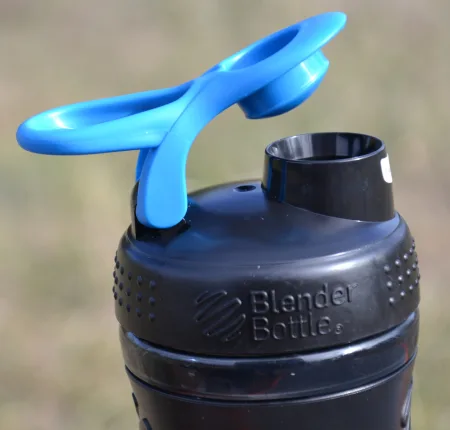 Шейкер спортивний пляшка BlenderBottle SportMixer Flip 590 мл чорний/блакитний