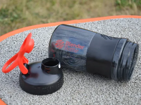 Шейкер спортивний пляшка BlenderBottle SportMixer Flip 590 мл чорний/червоний