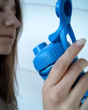 Шейкер спортивний пляшка BlenderBottle SportMixer Flip 820 мл блакитний