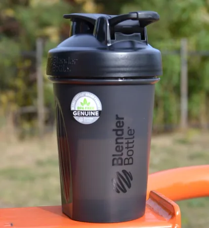 Шейкер спортивний BlenderBottle Classic Loop 590 мл чорний